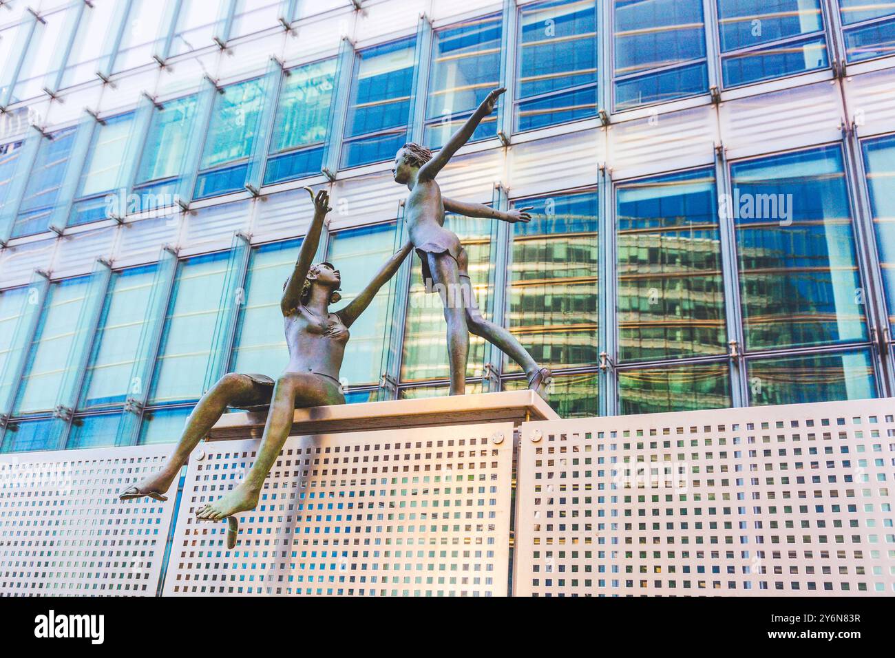 Belgio, Bruxelles, Les egeries, scultura ai piedi dell'edificio Carlo Magno della Commissione europea Foto Stock