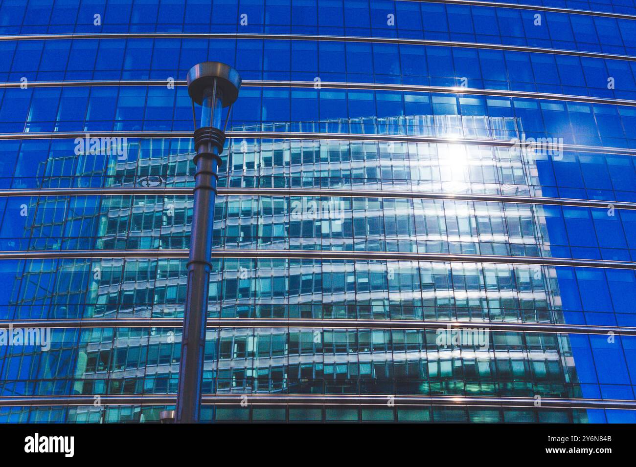 Belgio, Bruxelles, l'edificio Lexx del Consiglio dei ministri si riflette nell'edificio Carlo Magno della Commissione europea Foto Stock