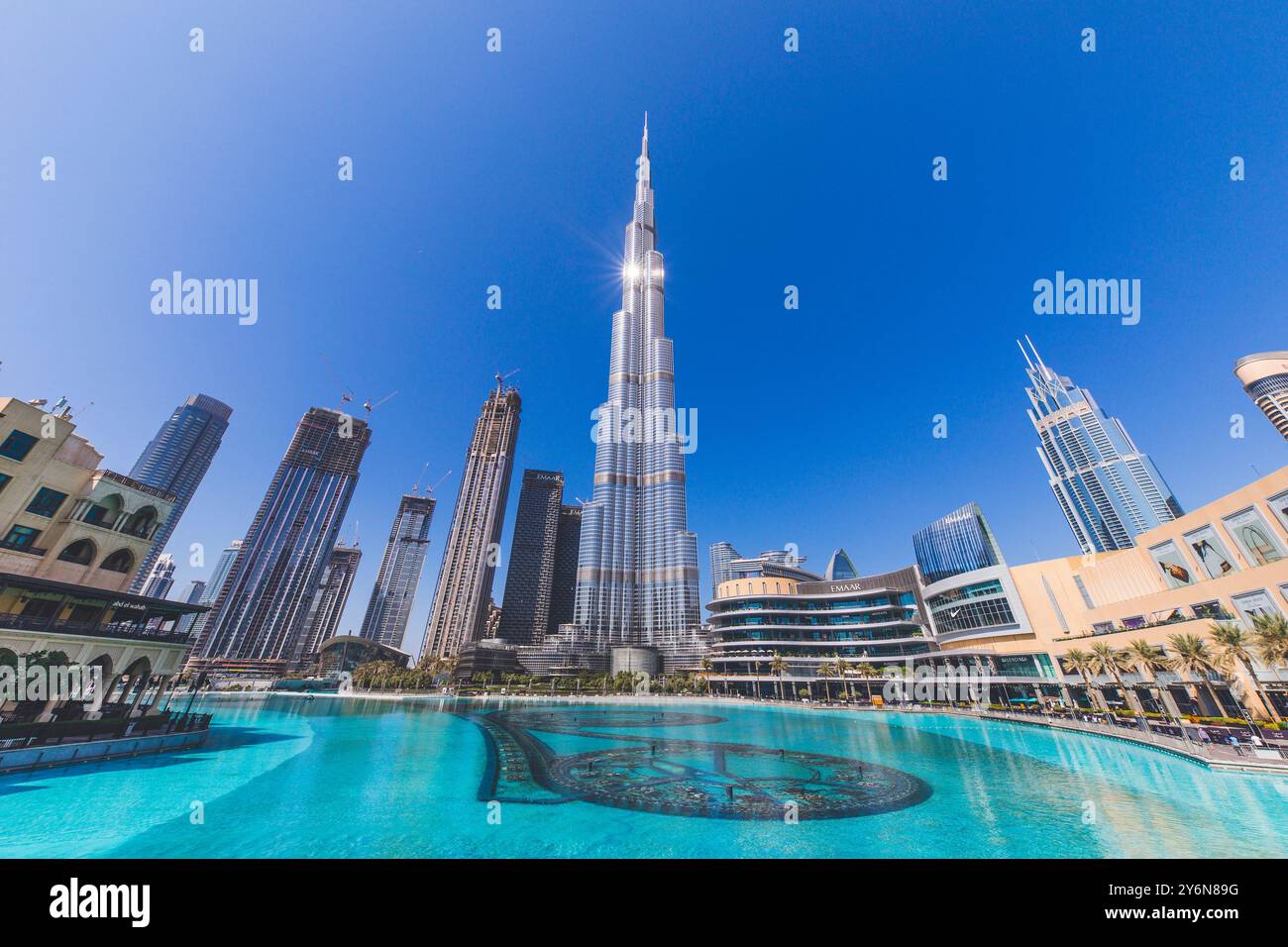 Emirati Arabi Uniti, Dubai, Burj Khalifa, il lago Burj Khalifa, in fondo al lago, il sistema delle fontane di Dubai Foto Stock