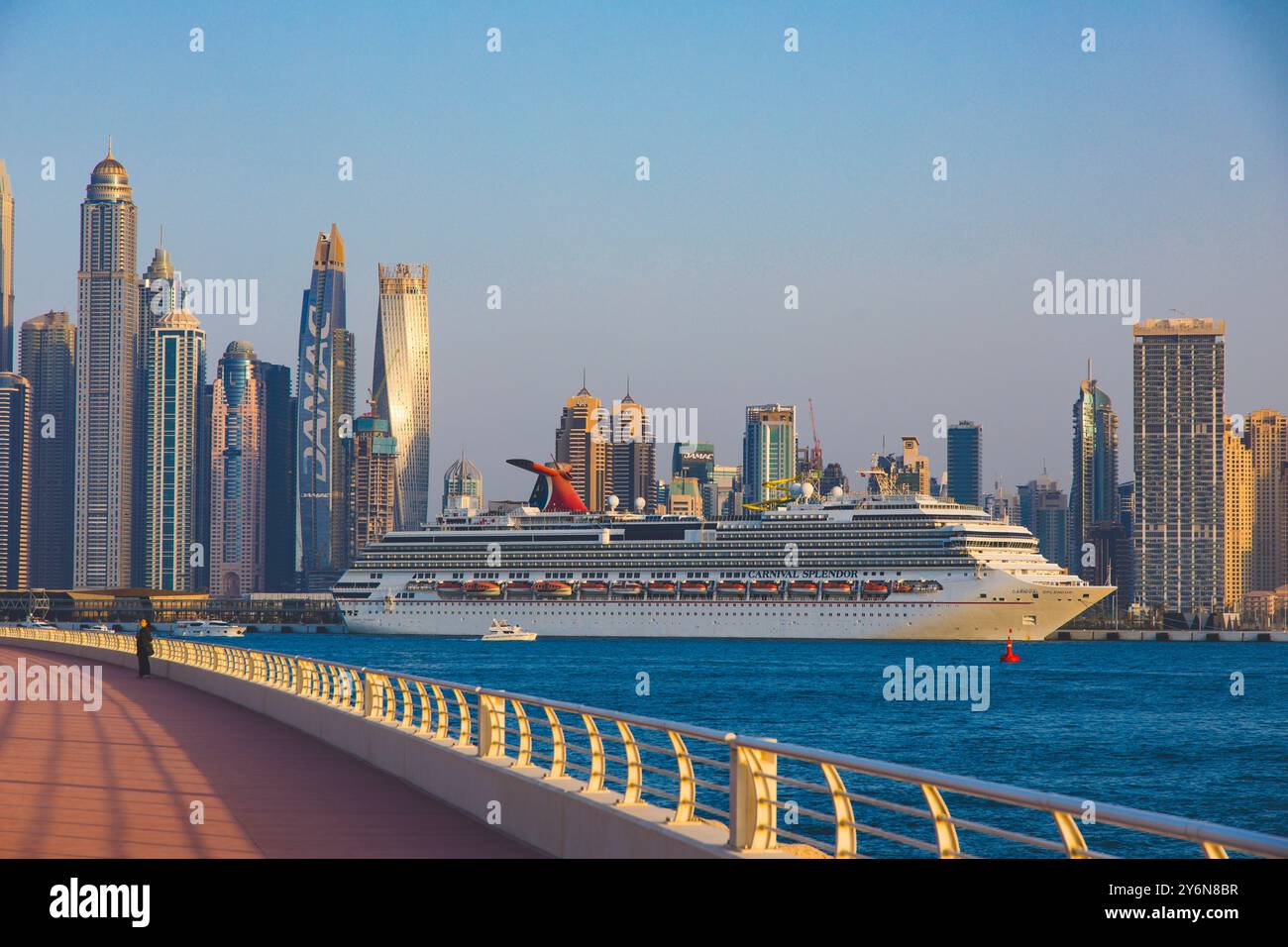 Emirati Arabi Uniti, Dubai, Dubai Marina vista dal Palm Jumeirah. Lo splendore del Carnevale, dai cantieri Fincantieri, della linea di crociera carni Foto Stock