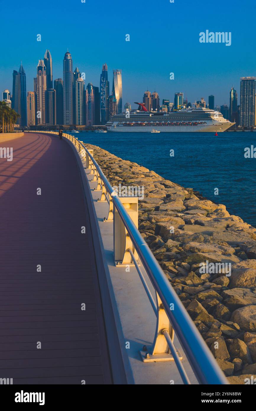 Emirati Arabi Uniti, Dubai, Dubai Marina vista dal Palm Jumeirah. Lo splendore del Carnevale, dai cantieri Fincantieri, della linea di crociera carni Foto Stock