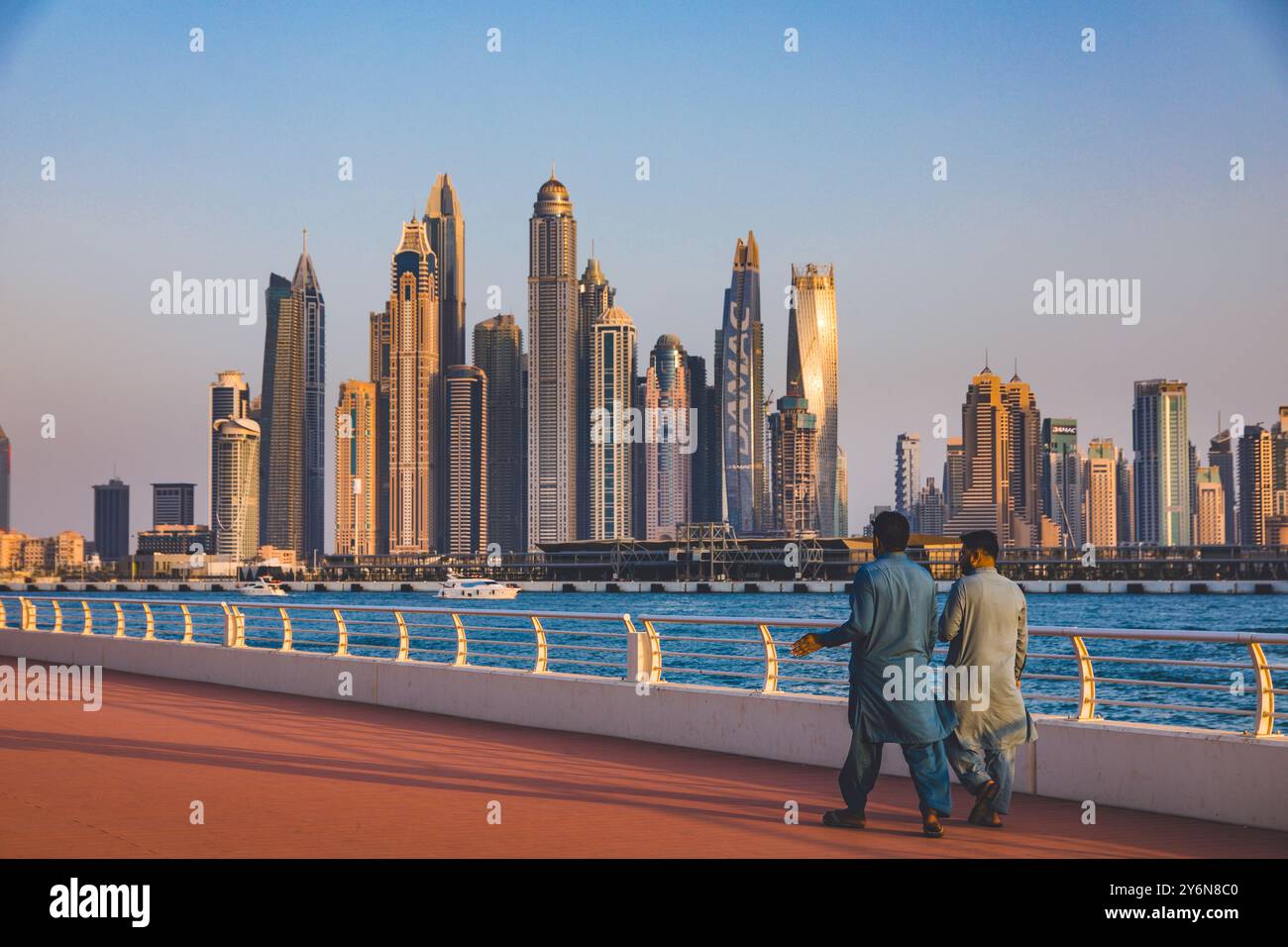 Emirati Arabi Uniti, Dubai. Dubai Marina vista dal Palm Jumeirah Foto Stock