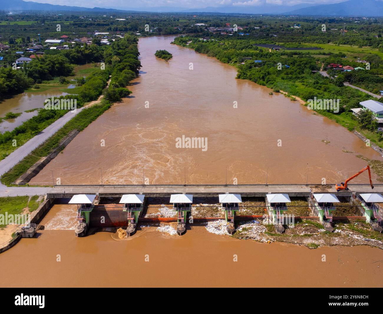 Vista aerea delle dighe con rapido flusso d'acqua nella stagione delle piogge. Rilascio dell'acqua della diga, sovraccapacità della diga dopo forti piogge. Foto Stock