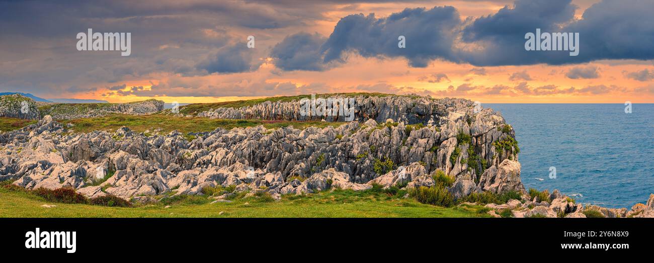 Un'ampia immagine panoramica 3:1 di un tramonto a Guadamia, una delle più belle aree ricreative delle Asturie, nel nord-ovest della Spagna con extraordi Foto Stock