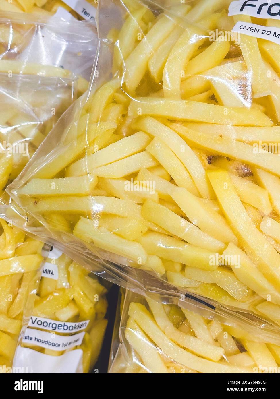 Patatine fritte, già tagliate in un sacchetto di plastica in una sezione fresca del supermercato Foto Stock