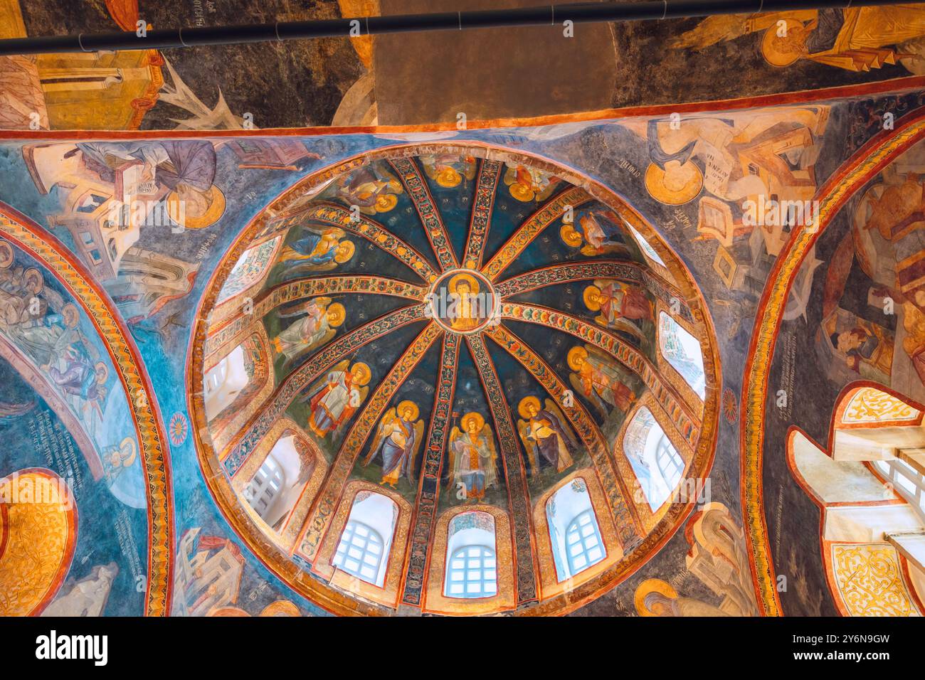 Mosaici della Vergine e del bambino nella cupola della chiesa di Chora o della moschea di Kariye. Istanbul Turchia - 8.17.2024 Foto Stock
