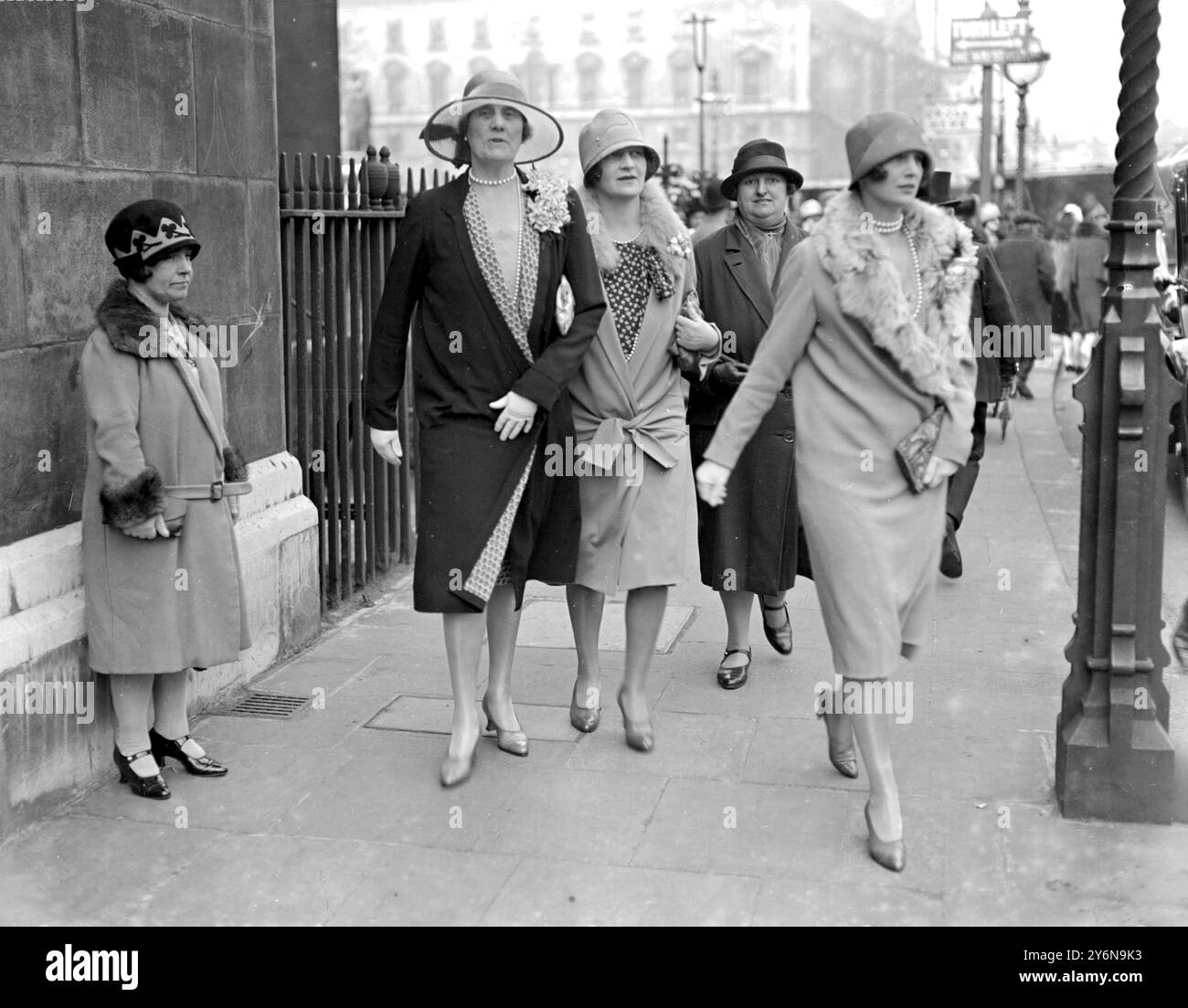 Matrimonio del capitano Cunningham Reid, M.P., e della signorina Mary Ashley al St Margaret's di Westminster. La signora Alec Wilson, la signora Philip Rowe, la signora Tennant. 12 maggio 1927 Foto Stock