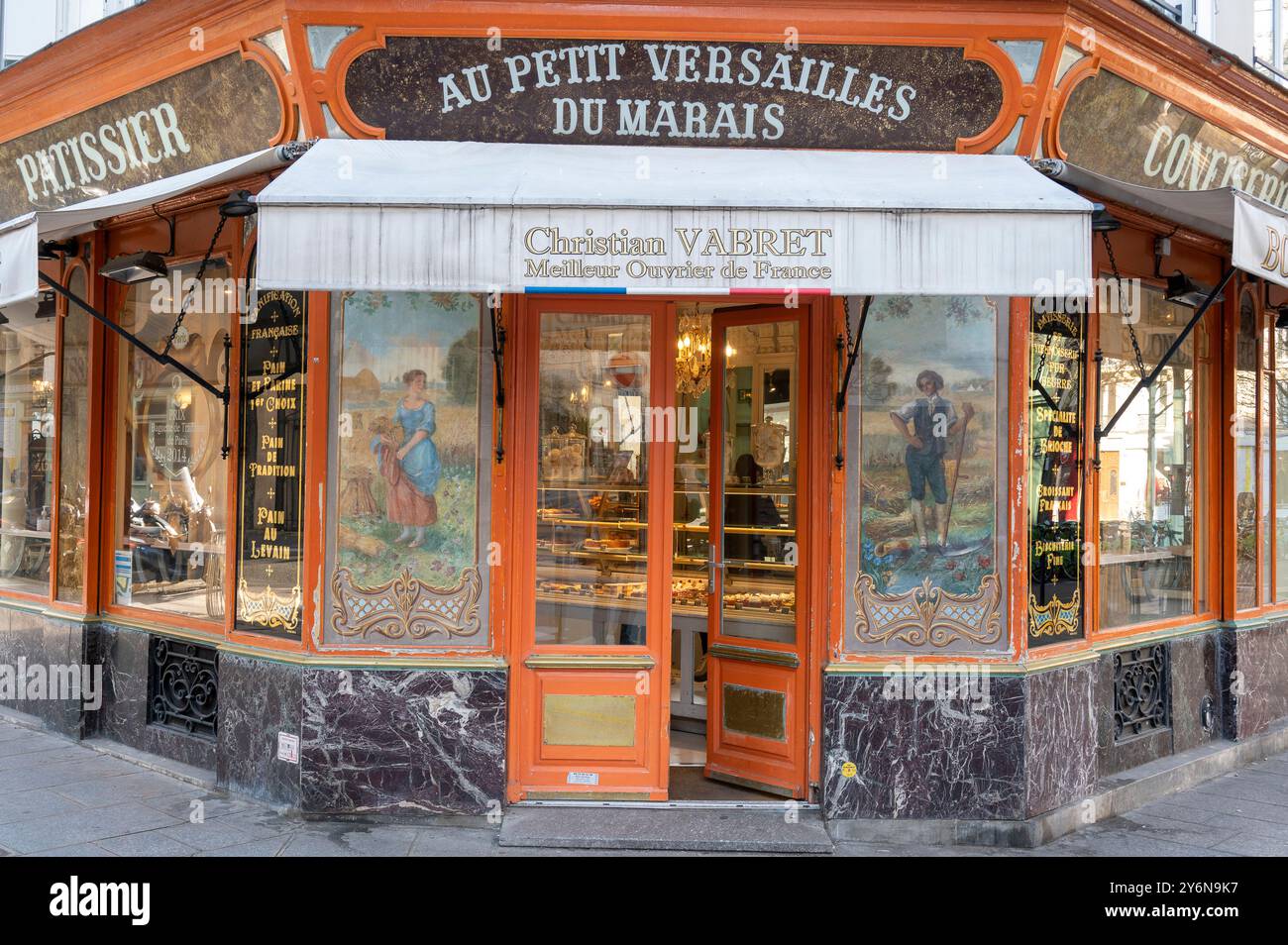 Francia. Parigi. quarto distretto. Le Marais. Rue Francois Miron. Vetrina di prodotti da forno decorata con dipinti sotto vetro Foto Stock
