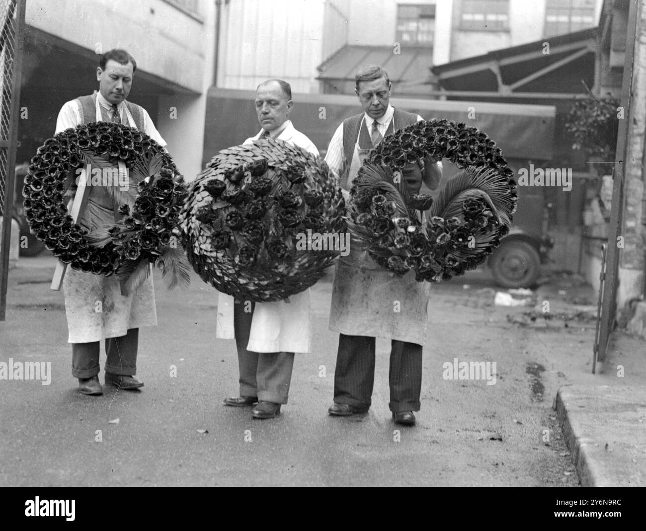 Gli ex militari della British Legion Poppy Factory di Richmond sono impegnati a preparare le ghirlande reali che il re poserà sul Cenotafio il giorno dell'armistizio con il principe di Galles e il duca di York - la foto mostra i ritocchi finali della corona del re da parte del signor Williams che ha supervisionato la realizzazione delle ghirlande reali negli ultimi nove anni - sulla destra c'è la corona del duca di York November7th 1934 Foto Stock