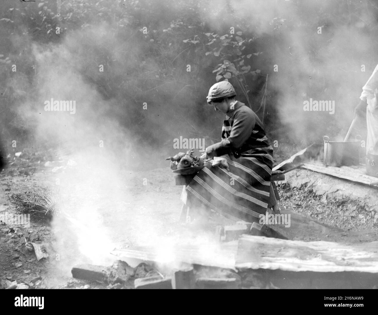 Cucina trincea al King's College per donne, Campden Hill. Preparare le verdure per uno stufato. 1914 - 1918 Foto Stock