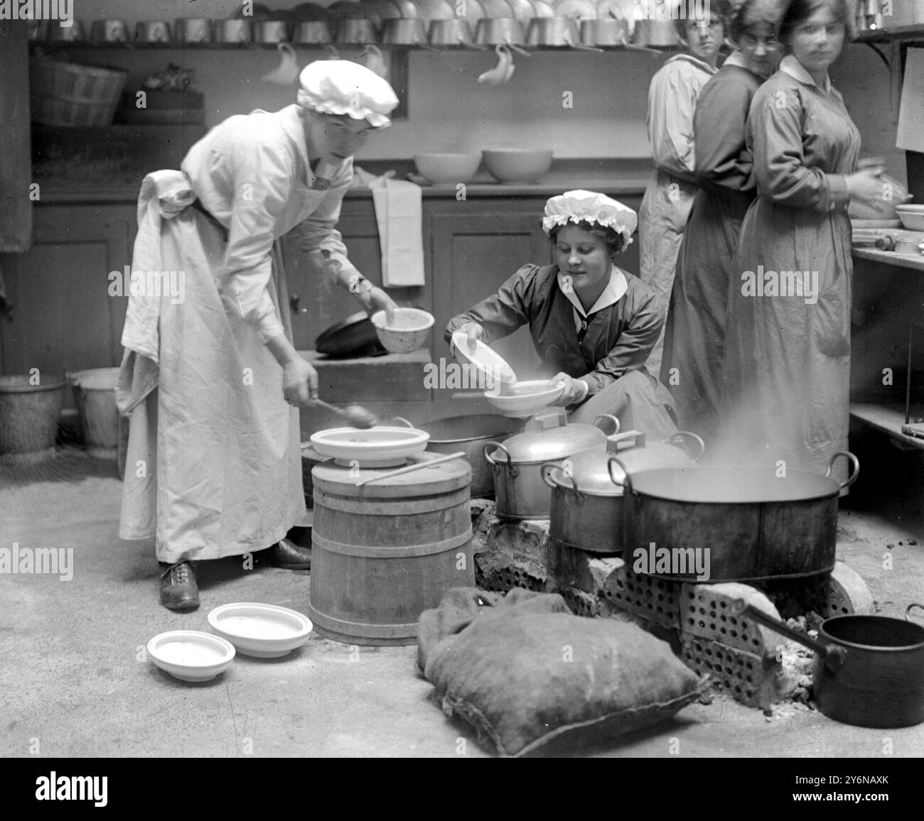 Esibizione di cucina presso la National School of Cookery. Studenti che cucinano una trincea da campo. 1914 - 1918 Foto Stock