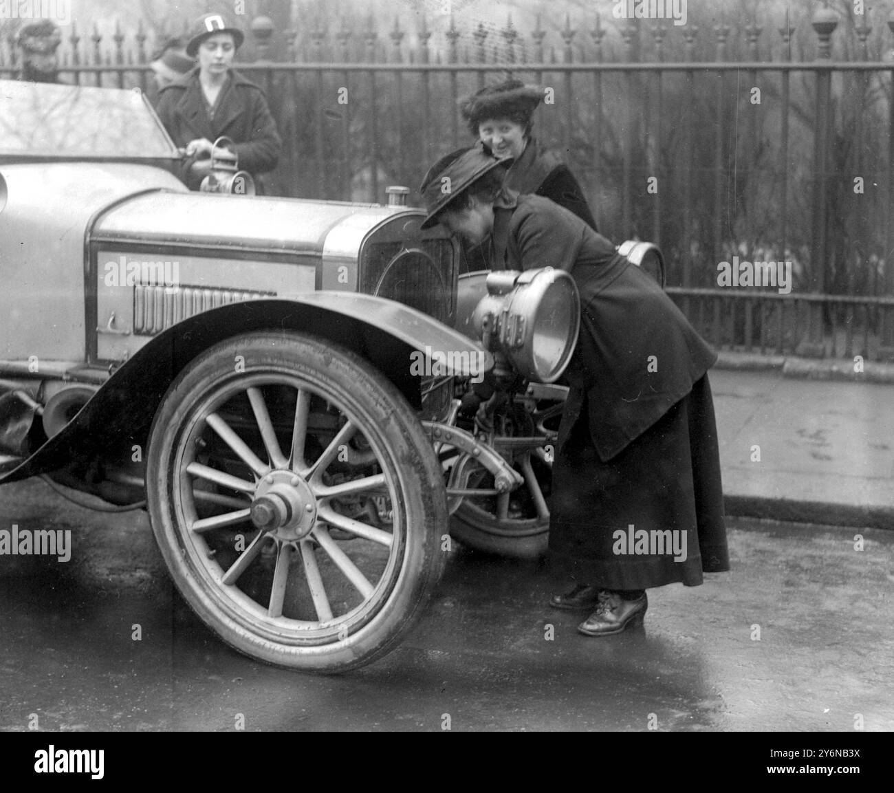 Schema per aiutare le donne che si trovano in difficoltà finanziarie a causa della guerra che fissa il motore. Foto Stock