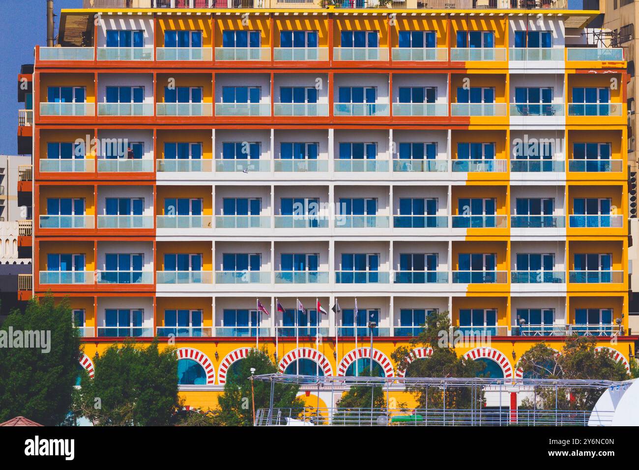 Emirati Arabi Uniti, Dubai, distretto di Deira. La facciata colorata e i balconi dell'hotel Riviera. Foto Stock