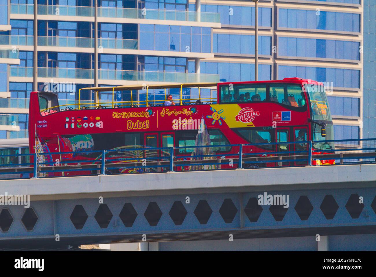 Emirati Arabi Uniti, Dubai, quartiere di Deira, autobus turistico rosso a due piani. Visita turistica della città Foto Stock
