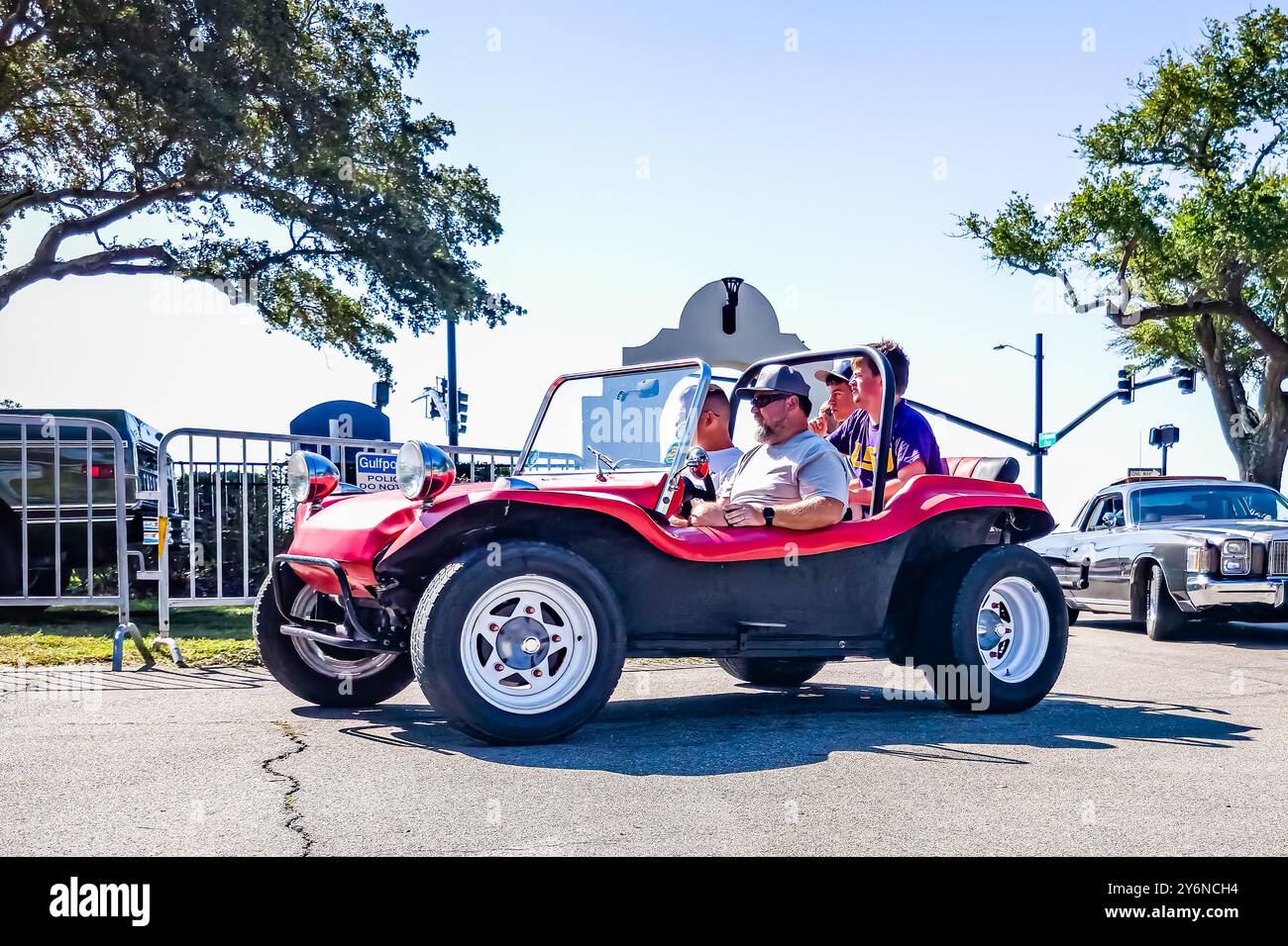 Gulfport, MS - 2 ottobre 2023: Vista dall'angolo anteriore con prospettiva bassa di un Buggy Dune Meyers Manx del 1968 in una mostra di auto locale. Foto Stock