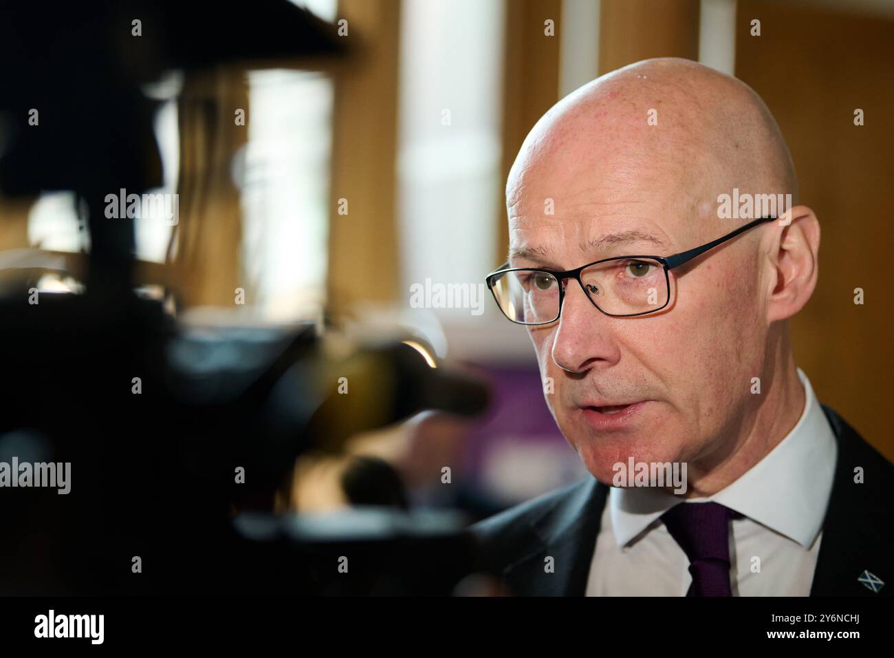 Edimburgo, Scozia, Regno Unito. 26 settembre 2024. Il primo ministro scozzese John Swinney al Parlamento scozzese per le domande del primo ministro parla con i giornalisti. Crediti: SST/Alamy Live News Foto Stock