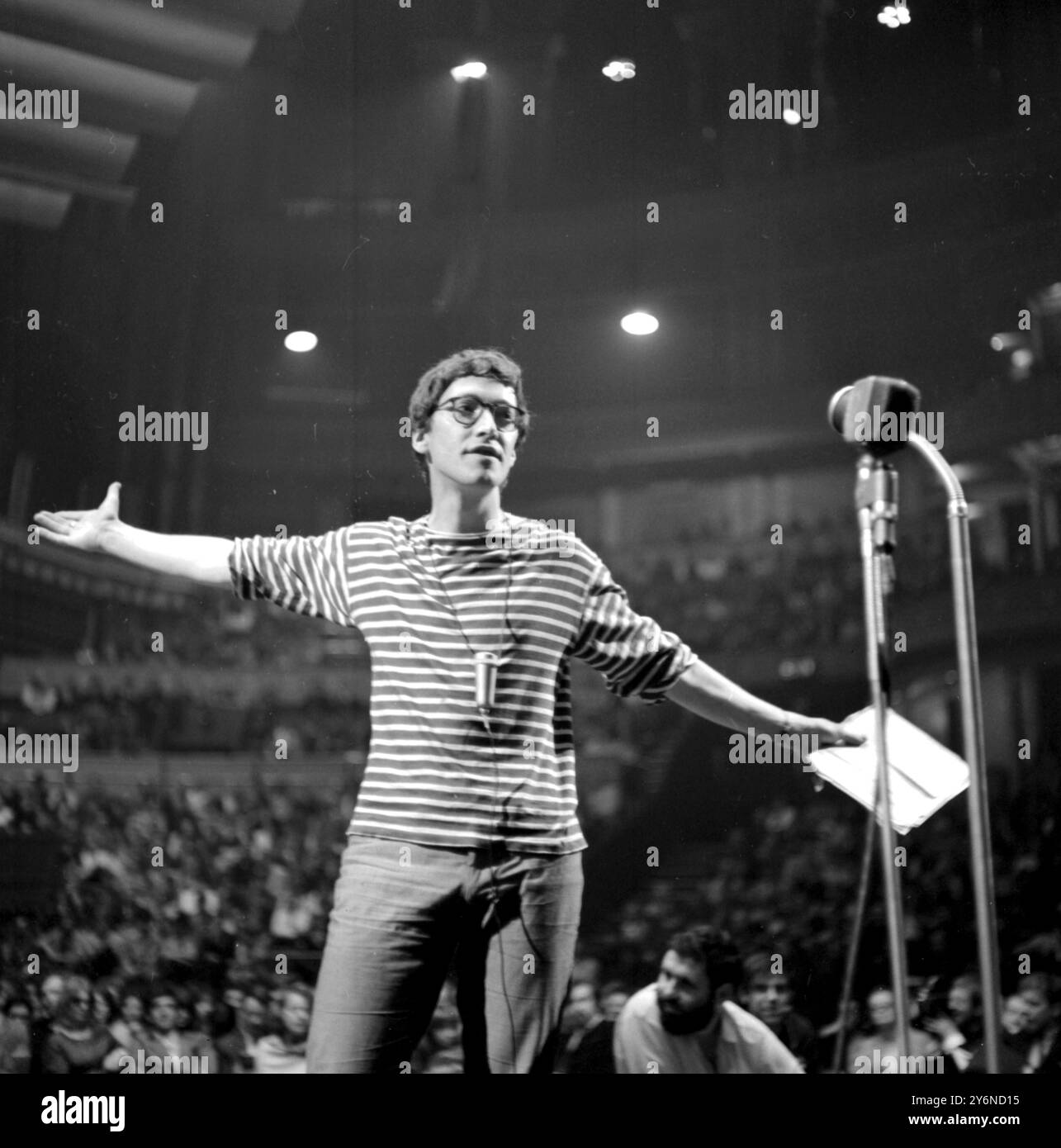 Michael Horovitz alla Royal Albert Hall per la riunione di massa dei poeti beat chiamata "un assemblaggio di anime" 11 giugno 1965 Foto Stock