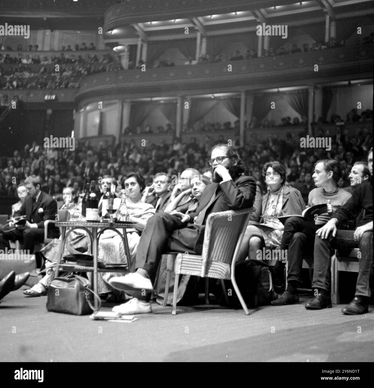 Allen Ginsberg alla Royal Albert Hall per la riunione di massa dei poeti beat chiamata "un assemblaggio di anime" l'11 giugno 1965 Foto Stock