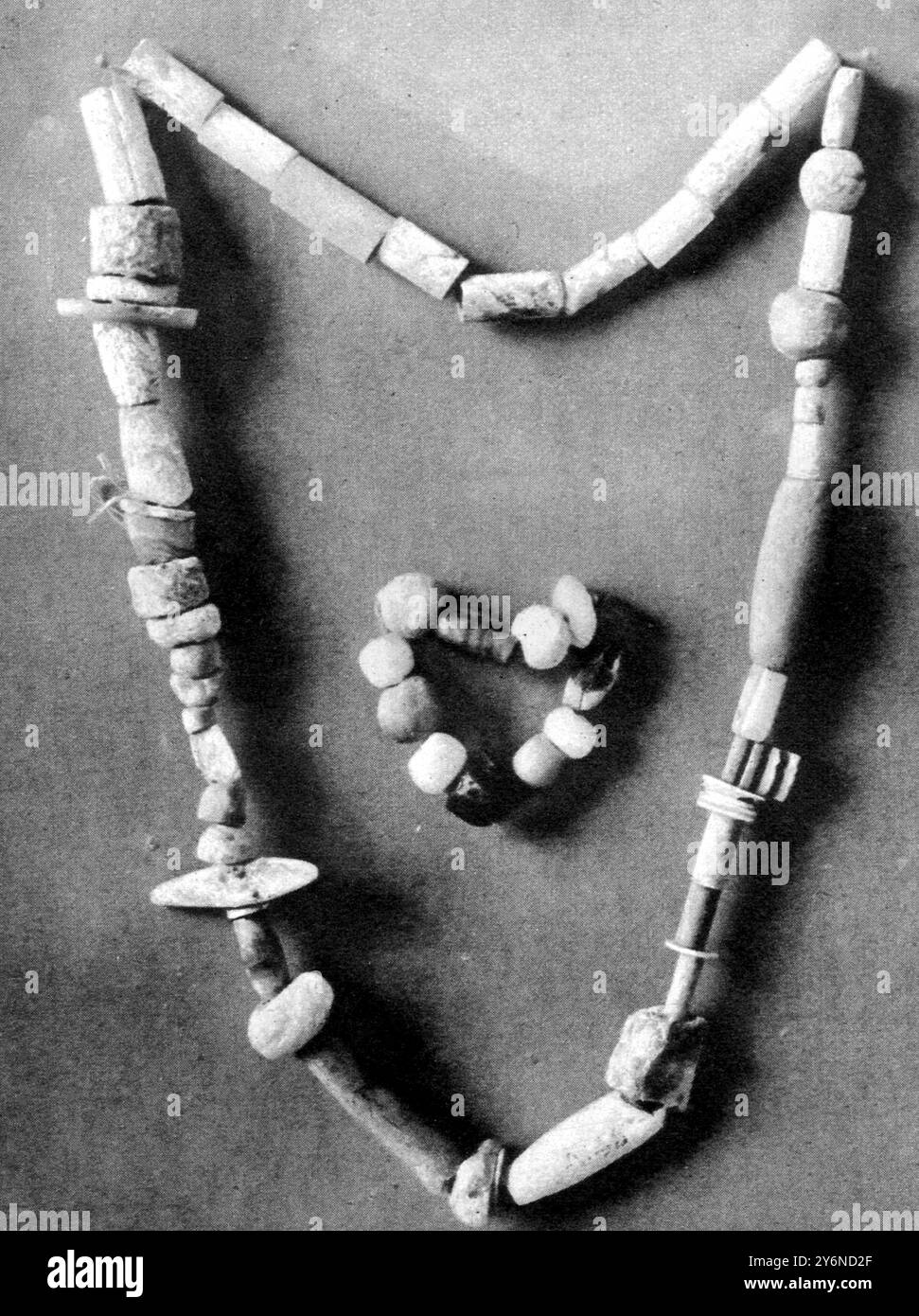 Raffinatezza "moderna" nell'antica India: Arte e artigianato di Una razza preistorica appena scoperta. Bigiotteria indossata dagli indiani preistorici: Perline varie di corniolo, conchiglie e così via, da Mohenjo-daro. 20 settembre 1924 Foto Stock