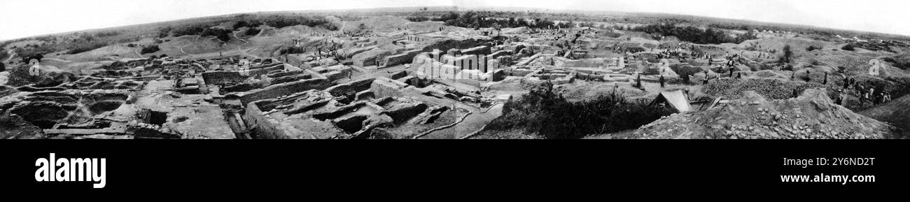 La scoperta della civiltà dell'Indo: Mohenjo-daro, Una città vecchia di 5000 anni. "Tra questi spicca un imponente edificio contenente un grande bagno o vasca (visto al centro destro) per scopi di abluzione in connessione con il vicino tempio, o forse un serbatoio per pesci sacri, coccodrilli o simili": Una vista panoramica degli scavi stagionali a Mohenjo-Daro, sind, che coprono un'area di oltre tredici acri e che comprende resti delle tre ultime città del sito, risalenti tra il 3500 e il 2500 a.C., 7 gennaio 1928 Foto Stock