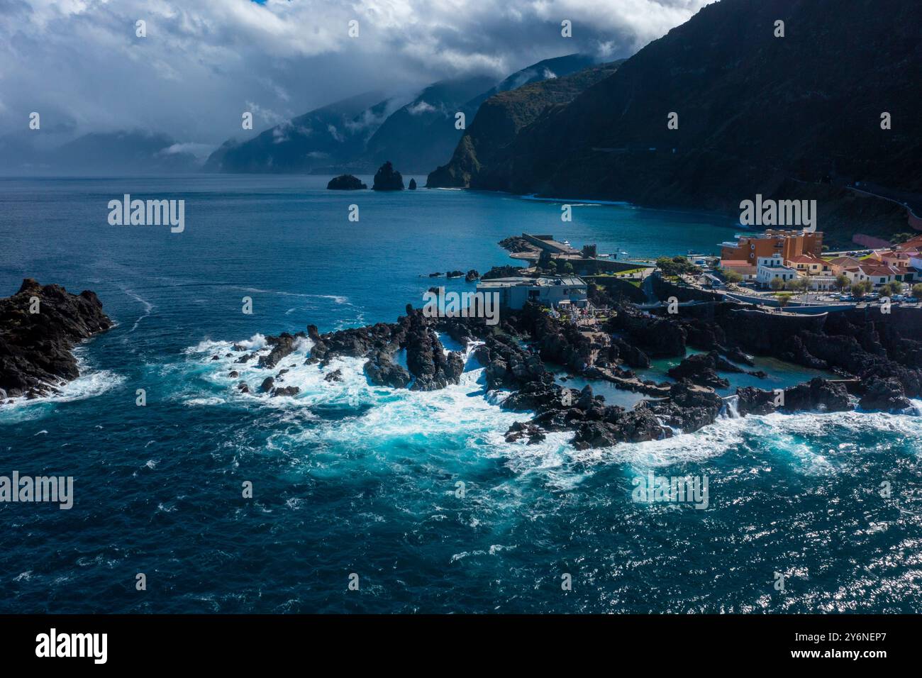 Portogallo, isola di Madeira. Porto Moniz, piscina naturale. Isolotti di Ribeira da Janela sullo sfondo Foto Stock