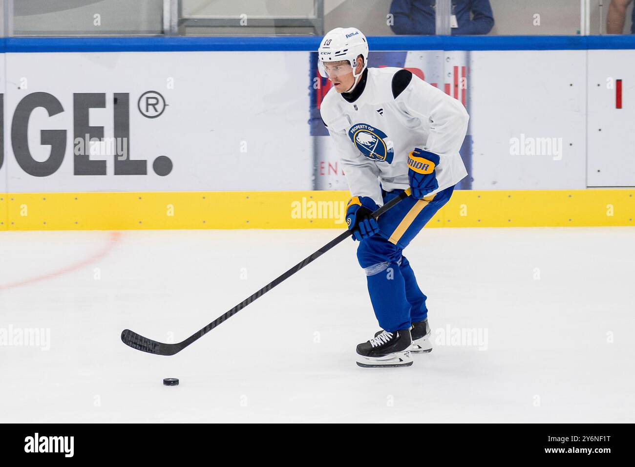 Monaco, Germania. 26 settembre 2024. Henri Jokiharju (Buffalo Sabres, n. 10). GER, Buffalo Sabres, Eishockey, Trainingssession vor dem Grand Opening des SAP Garden, 26.09.2024. Foto: Eibner-Pressefoto/Franz Feiner credito: dpa/Alamy Live News Foto Stock