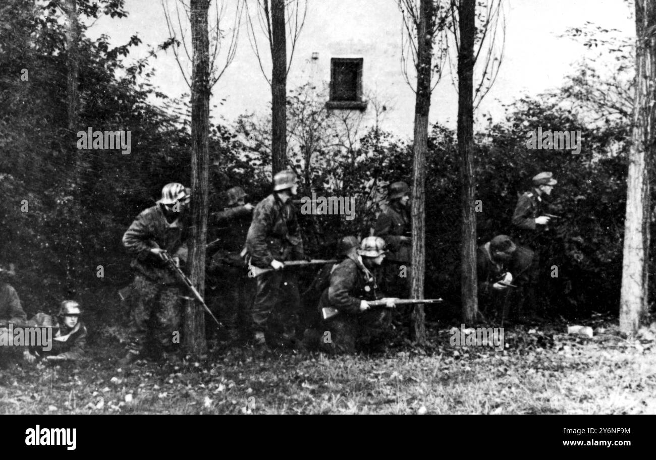 Truppe tedesche in allerta durante l'attacco ad Arnhem Foto Stock