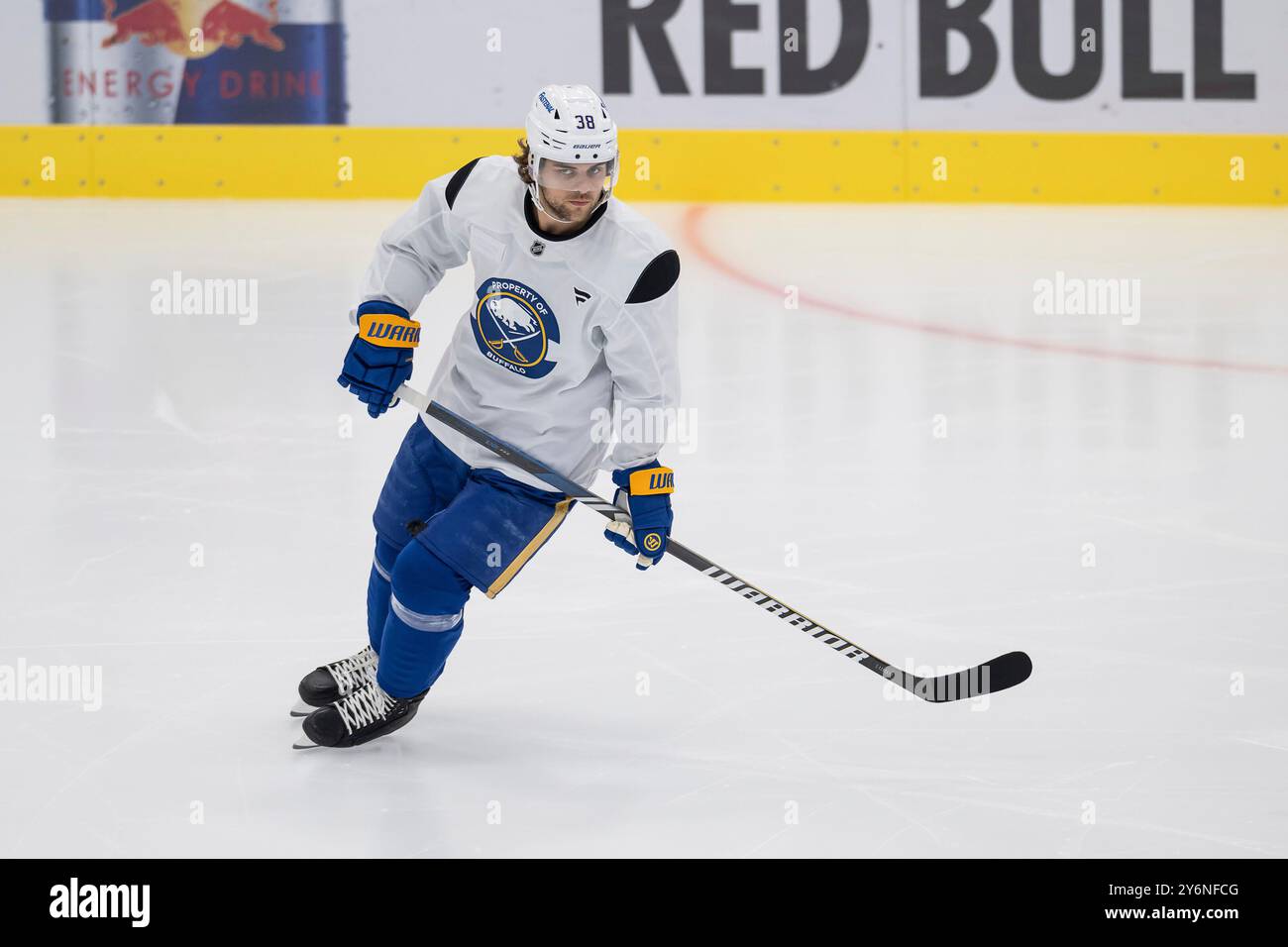 Monaco, Germania. 26 settembre 2024. Kale Clague (Buffalo Sabres, n. 38). GER, Buffalo Sabres, Eishockey, Trainingssession vor dem Grand Opening des SAP Garden, 26.09.2024. Foto: Eibner-Pressefoto/Franz Feiner credito: dpa/Alamy Live News Foto Stock