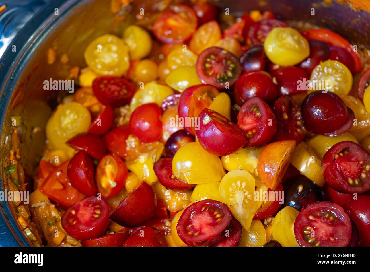 Primo piano Homecooking. Preparazione della salsa bolognese fatta in casa. Preparazione della salsa di pomodoro. Pantano saltato poix. Cucinare i pomodori. Rosolata di manzo macinato. Foto Stock