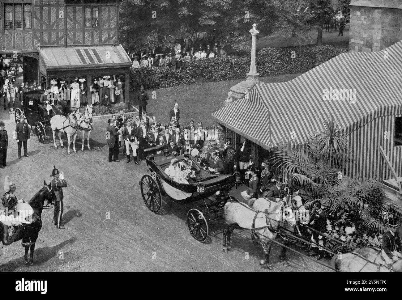 La prima apparizione pubblica del Principe e della Principessa Gustavo Adolfo di Svezia la coppia appena sposata lasciò la Cappella di San Giorgio, Windsor, dopo la cerimonia del 5 giugno. 1905 Foto Stock