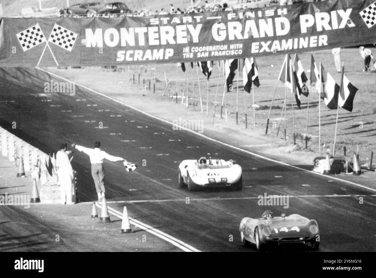 Monterey, California Stati Uniti: Roger Penske alla guida del no-shift di Jim Hill Chaparral ottiene il primo posto a scacchi mentre conquista la sua vittoria al Gran Premio di Monterey il 18 ottobre sul campo Laguna Seca a a Fort Ord. 26 ottobre 1964 Foto Stock