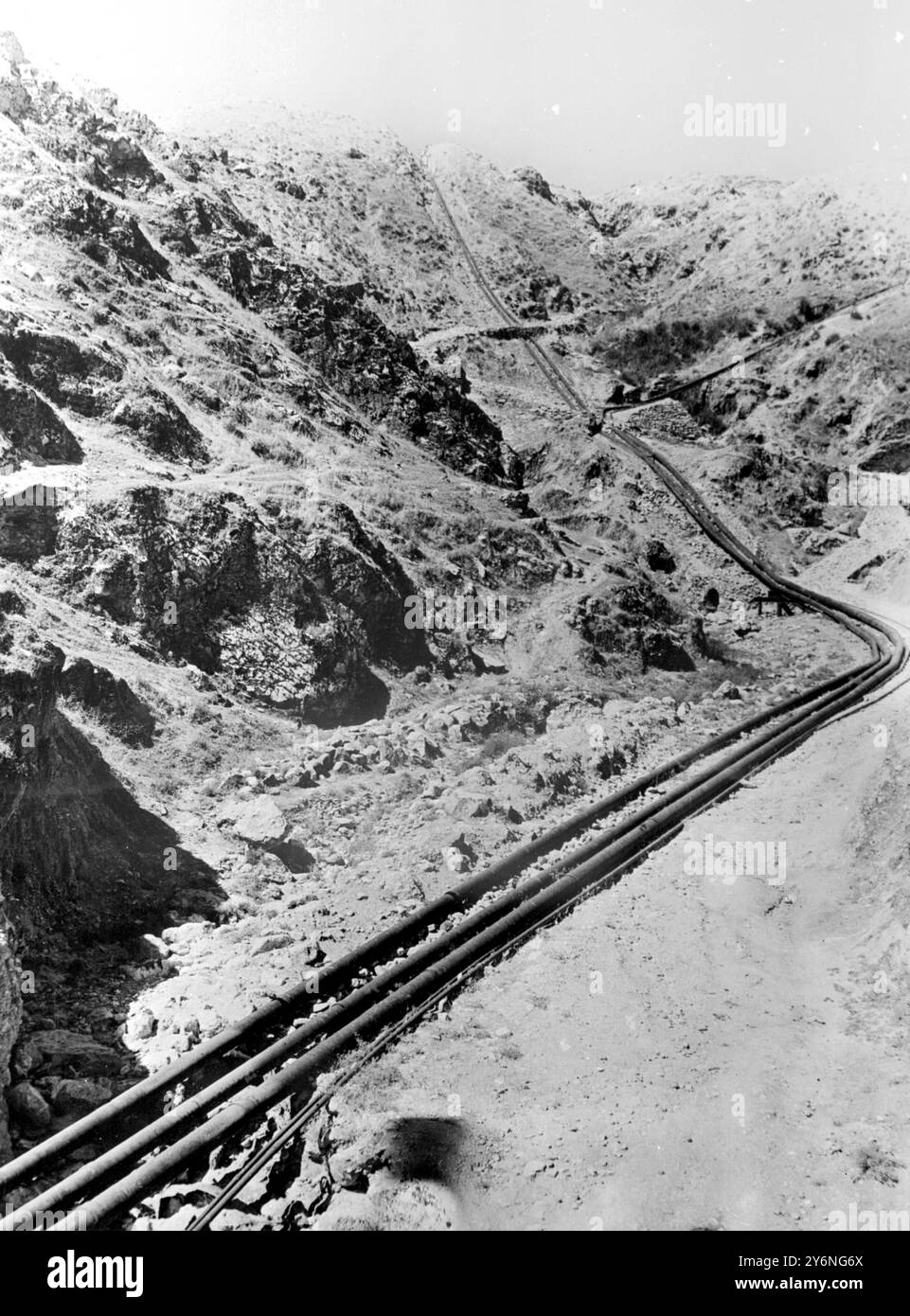 Tubazioni fotografate nel tipico paese petrolifero della Persia meridionale. 19 marzo 1951 Foto Stock