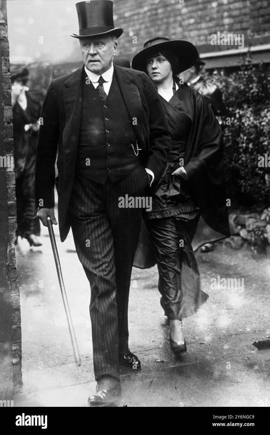 Sir Herbert Tree e Mrs Iris Tree, Herbert Draper Beerbohm attore e direttore teatrale inglese; fratellastro di Max Beerbohm  1853-1917 Foto Stock Sir Herbert Tree e Mrs Iris Tree, Herbert Draper Beerbohm attore e direttore teatrale inglese; fratellastro di Max Beerbohm  1853-1917 Foto Stock
