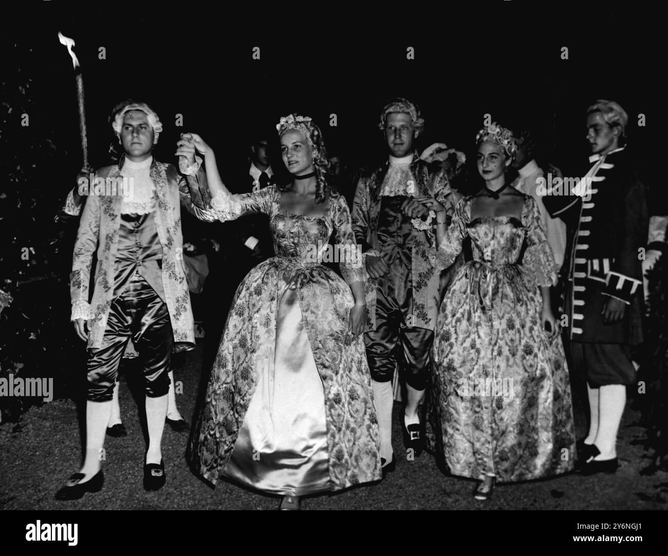 I fanti che tengono le candele illuminano la strada per gli ospiti vestiti in costume che arrivano al Chiberta Golf Club qui per lo stravaganza data dal Marchese de Cuevas Biarritz 4 settembre 1953 Foto Stock