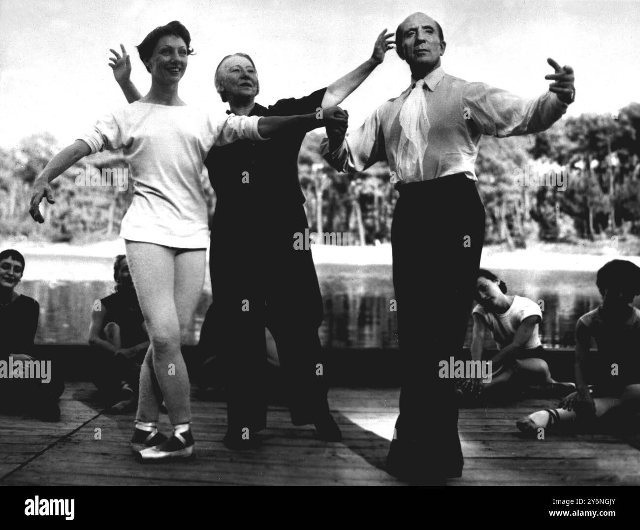 Biarritz Cuevas star del balletto Rosella Hightower e regista Nijinska, sorella del ballerino russo Nijinski, provano con (a destra) il Marchese de Cuevas per la danza che doveva essere una caratteristica della festa stravagante lanciata a Biarritz dal Marchese il 4 settembre 1953 Foto Stock