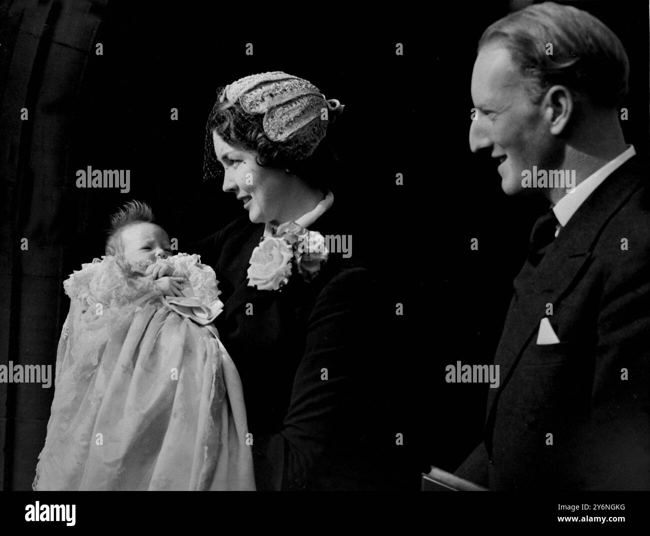 Lord Eskdaill è battezzato, suona addormentato tra le braccia della madre, portato dalla Holy Trinity Church, Melrose, Scozia dopo il battesimo. Si chiamava Richard Walter. Sua madre, la contessa di Dalkeith, era una procura per la sua madrina, la principessa Margaret. Il conte di Dalkeith guarda a destra. 8 aprile 1954 Foto Stock