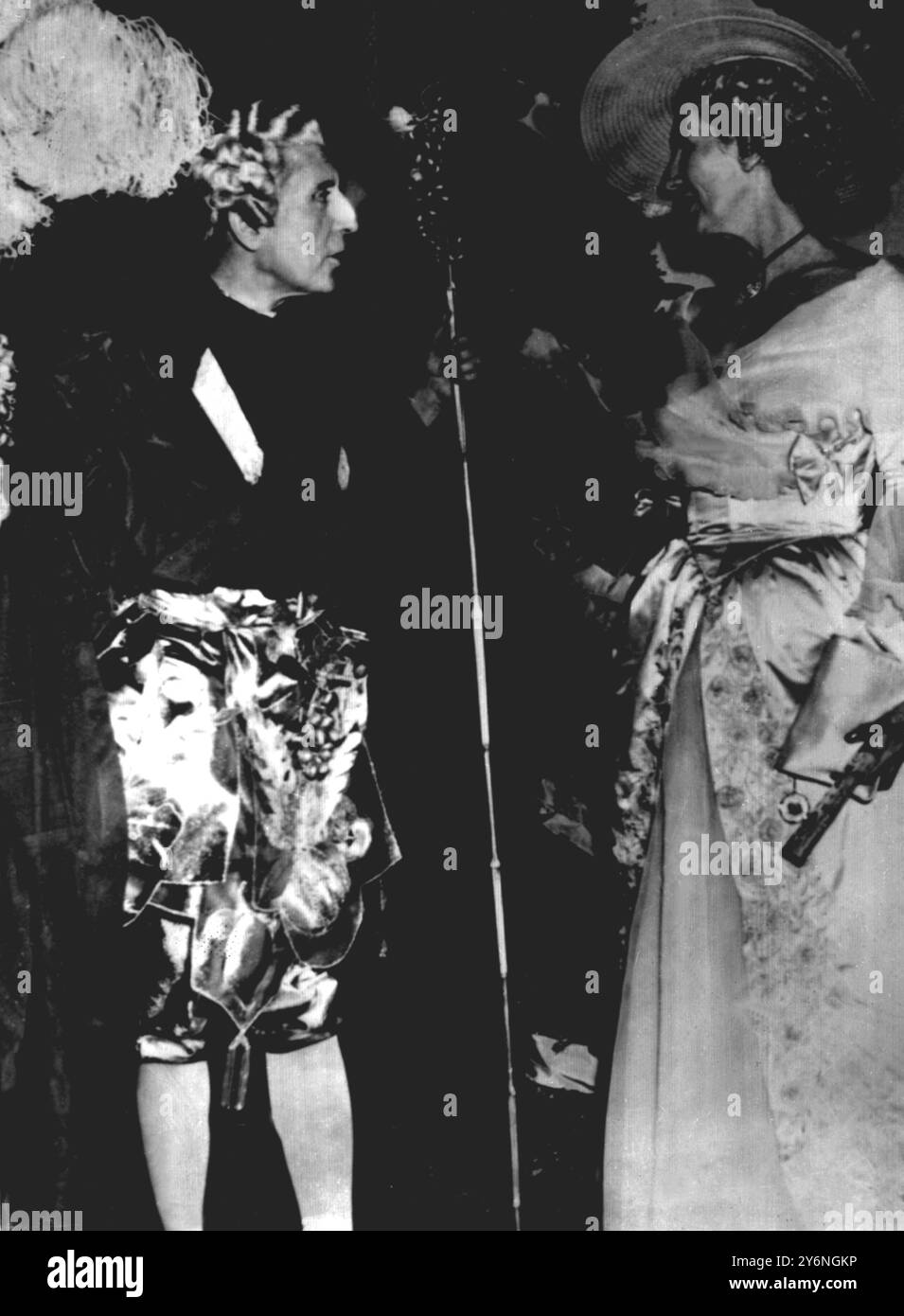 Biarritz il Marchese de Cuevas qui implorato e in costume riceve Lady Oliver Harvey mentre arriva per la palla da 60.000 sterline che il Marchese sta dando. 4 settembre 1953 Foto Stock