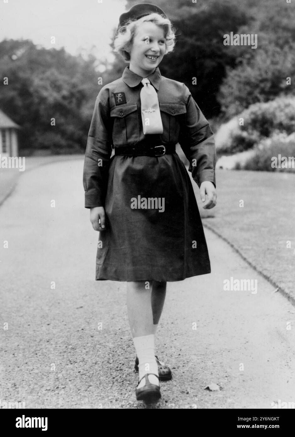 La Principessa Anna si reca a piedi ad un incontro Brownie con la sua uniforme nei giardini di Buckingham Palace il 27 novembre 1959 Anne (Anne Elizabeth Alice Louise; Mrs Anne Laurence) principessa britannica; figlia di Elisabetta II Foto Stock