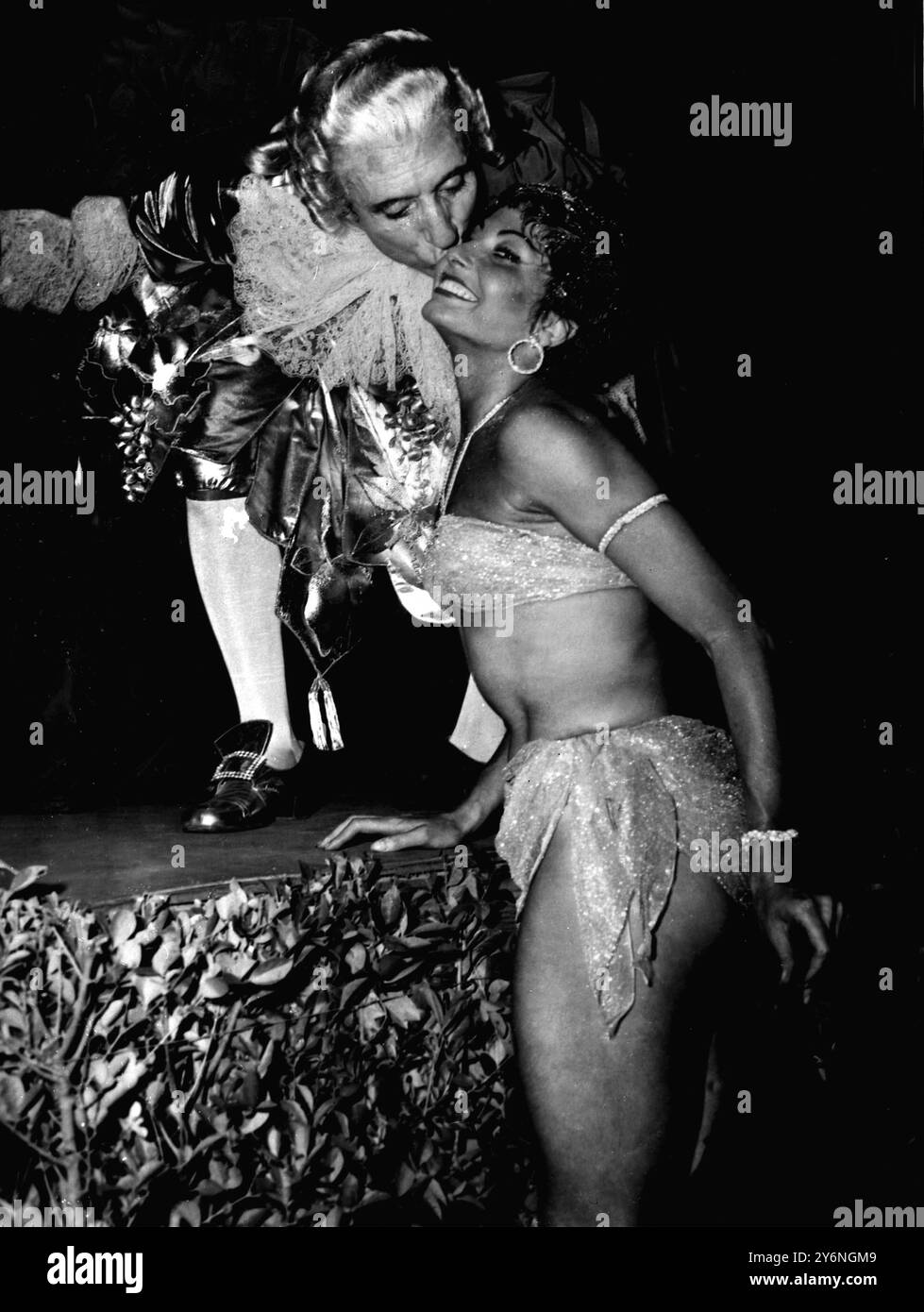 Biarritz, l'ospite, il Marchese de Cuevas, saluta la ballerina vestita in modo scortese ma affascinante Renee "Zizi" Jeanmarie mentre arriva per la favolosa festa che il Marchese ha dato qui. 4 settembre 1953 Foto Stock