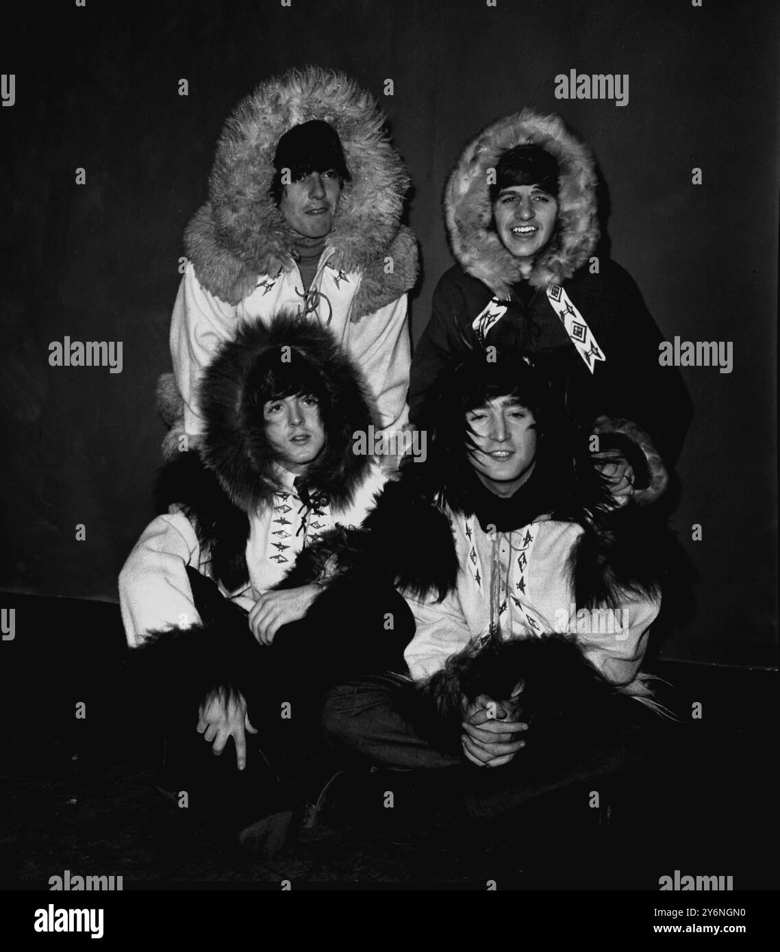 Nella foto di stasera durante le prove al cinema Odeon Hammersmith sono (in alto da sinistra a destra) George Harrison, Ringo Starr (in basso) Paul McCartney e John Lennon. Lo spettacolo inizierà domani e, oltre ai Beatles, saranno protagonisti Freddy and the Dreamers e The Blond Bombshell Disc Jockey Jimmy Saville. Non è chiaro quale atto i Beatles si esibiranno al di là delle loro solite esibizioni, ma dai loro abiti in pelliccia potrebbe essere il Gatto con gli stivali, la vecchia madre Reilly, o un'invio di uno di quei documentari televisivi che ritraggono Baron Waste of Snow e la pelliccia occasionale circondata da fac pizzicato Foto Stock