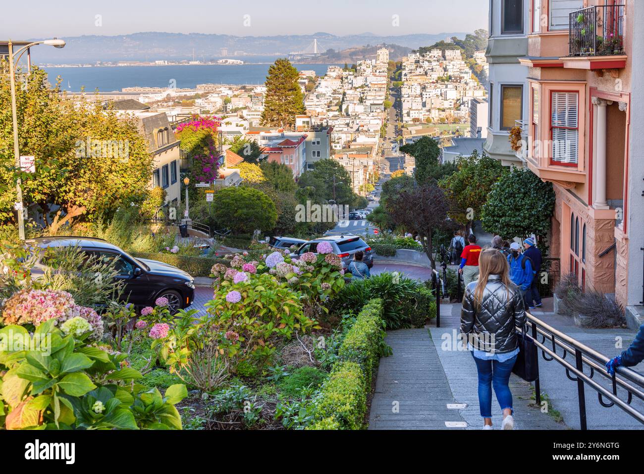 San Francisco, CA - 20 ottobre 2022: Persone e auto in Lombard Street in una giornata di sole. Foto Stock