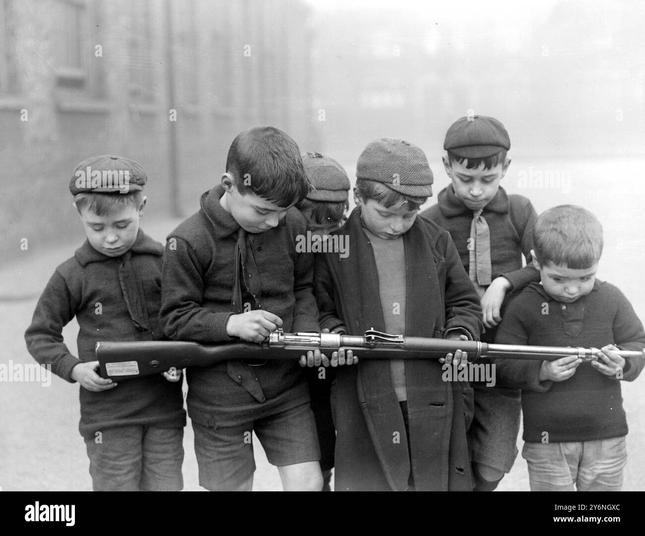 I bambini della Blackhorse Road School, Walthamstow presentarono un fucile tedesco dal National Savings Committee. 3 marzo 1920 Foto Stock