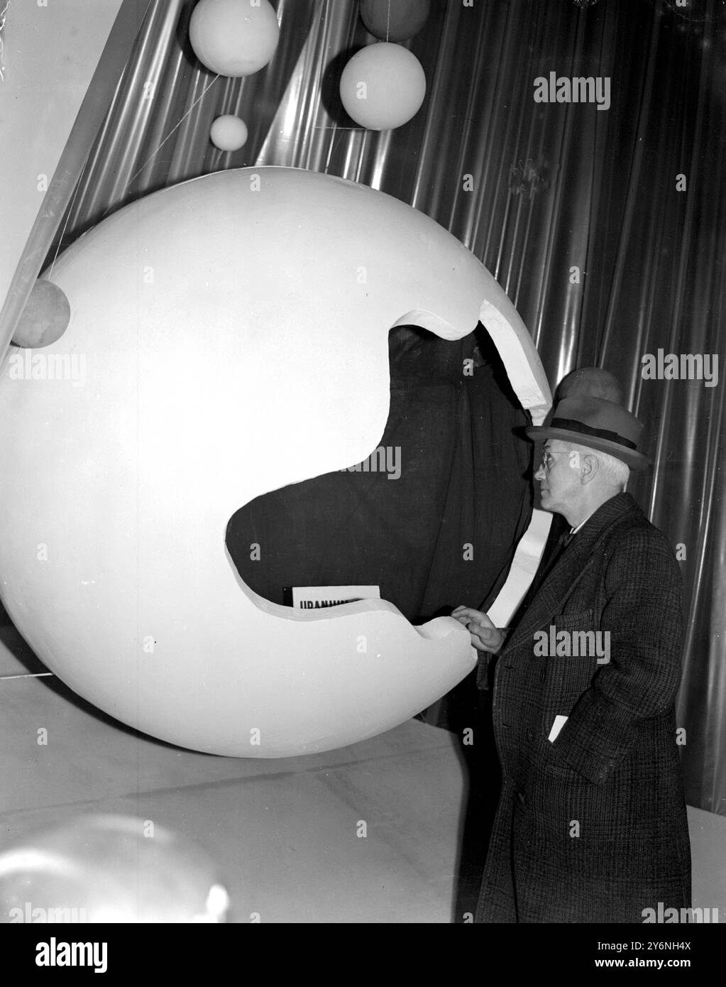 La mostra "Atomic Age" è stata inaugurata alla Dorland Hall, Lower Regents Street, Londra. Sir Alexander Fleming vistis New York Hospital. Davanti a due file di infermiere, Sir Alexander Fleming famoso scienziato e inventore della Penicillina, vedendo una delle mostre, una sezione del globo, con una parte tagliata via. All'interno c'è un pezzo di puro minerale di uranio. 23 gennaio 1947 Fleming, Alexander, Sir Scottish bacteriologist; scoperto penicillina 1928; Premio Nobel per la medicina 1945  1881-1955 Foto Stock