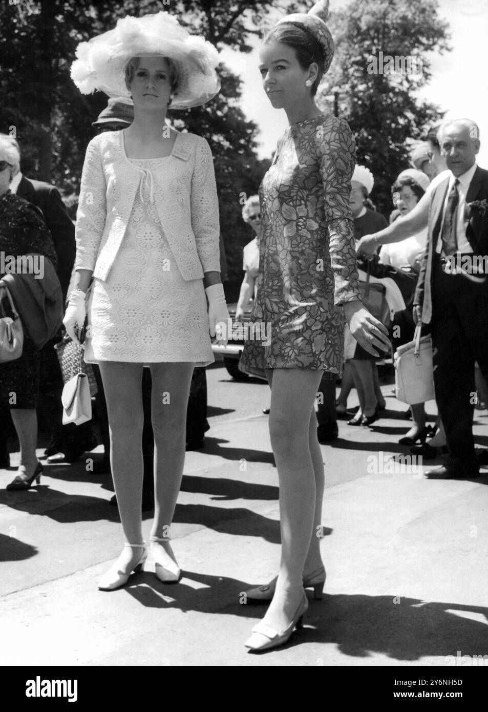 Joanna Barnett (a sinistra) e Juliet Dunn, due bambine. Joanna indossa un abito in pizzo bianco con un grande cappello bianco, e Giulietta indossa un mini abito multicolore e un cappello Dervis a spirale sono ad Ascot il 21 giugno 1967 Foto Stock