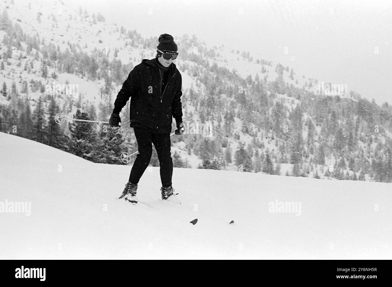 St. Moritz: Durante la sua prima escursione sciistica sulle piste di Chantarella qui oggi, John Lennon, dei famosi cantautori inglesi, i Beatles, a sciare. 28 gennaio 1965 Lennon, John Ono (orig. John Winston Lennon) cantante e compositore inglese; membro dei Beatles 1962-1970; Mured  1940-1980 Foto Stock