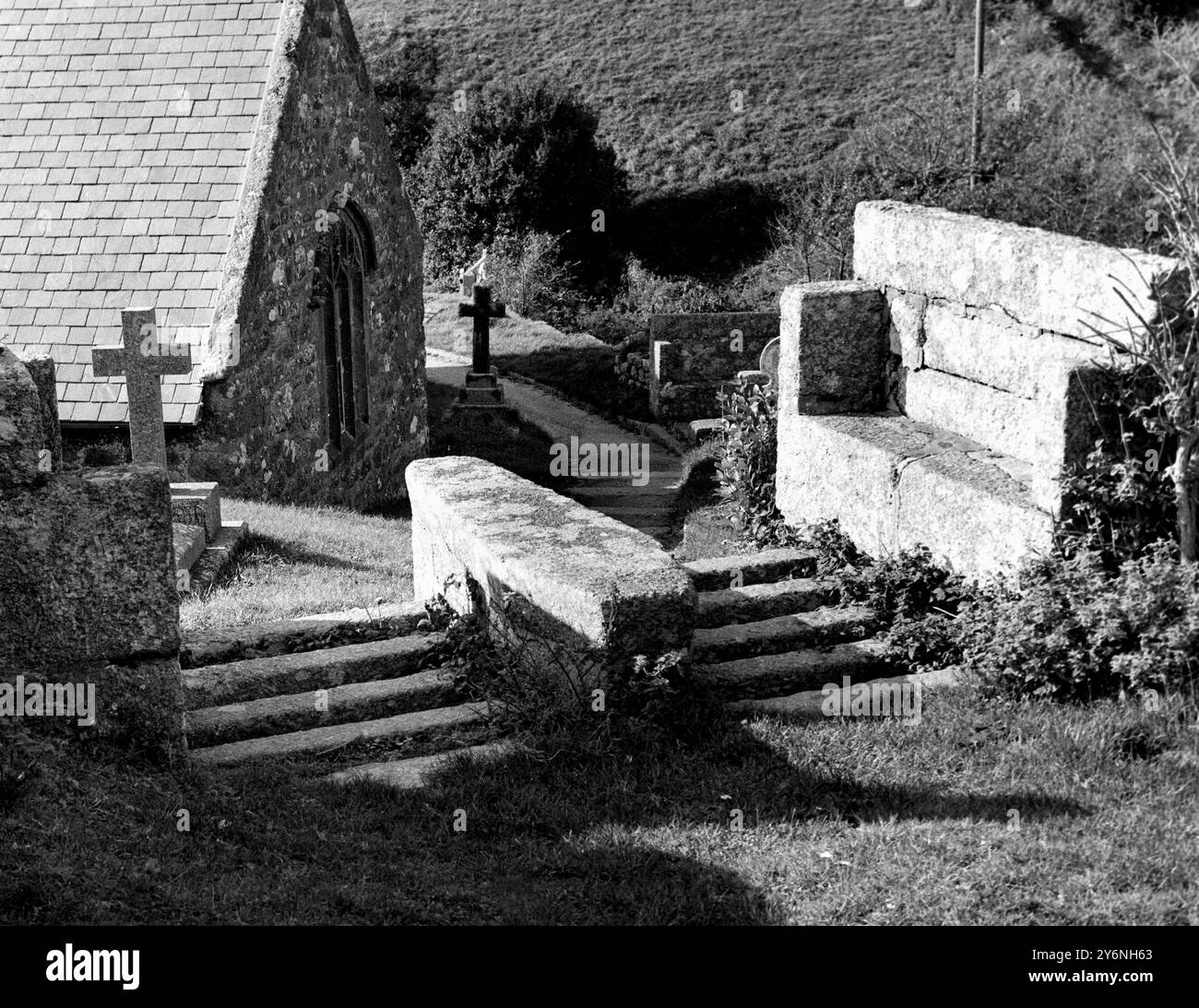 Chiesa di San Levano vicino a Penzance, Cornovaglia la griglia del bestiame esiste da centinaia di anni, come questa vecchia griglia di pietra. La parte centrale potrebbe essere lì per appoggiare la bara e i portatori negoziarono la griglia. La chiesa si apre sul pascolo da un lato. 4 novembre 1960 Foto Stock