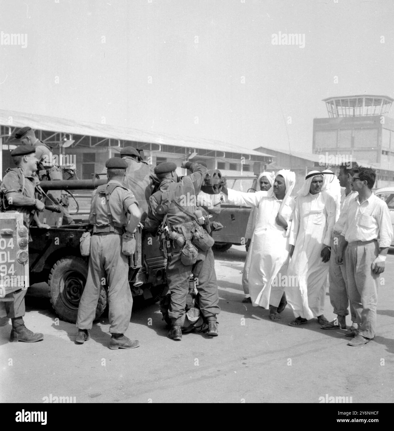 Kuwait: Le truppe del secondo battaglione di Cipro che recentlay sbarcarono in questo stato ricco di petrolio, svolgono i loro compiti in modo allegro. Qui, osservati dai funzionari del Kuwait, alcuni uomini - paracadutisti - caricano cannoni anticarro sulle jeep prima di partire verso il deserto soleggiato, ieri (3 luglio) 4 luglio 1961 Foto Stock