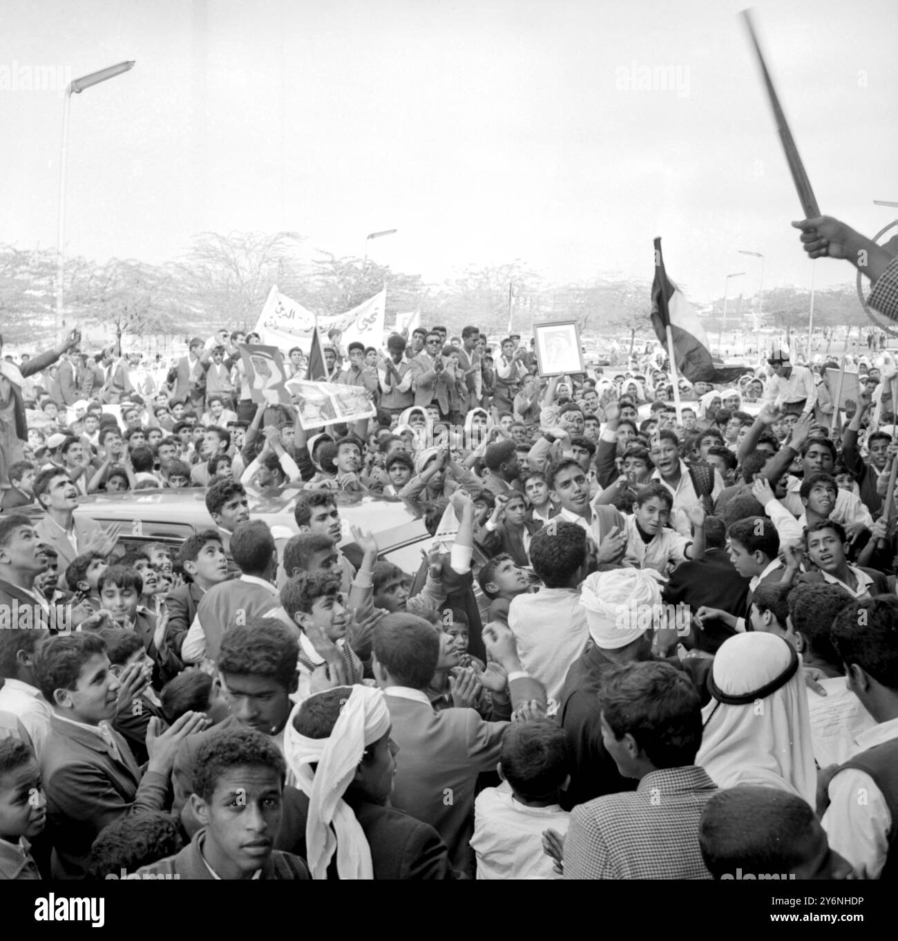 Kuwait: La gente qui organizza una manifestazione gioiosa, l'11 febbraio., dopo aver sentito la notizia della riuscita rivoluzione che ha rovesciato il regime del generale Kassem in Iraq lo scorso fine settimana. Gridando il loro sostegno al nuovo regime, guidato dal neoeletto presidente Abdul Salaam Arif, la folla portava striscioni che proclamavano "lunga linea la rivoluzione degli uomini liberi”. 12 novembre 1963 Foto Stock