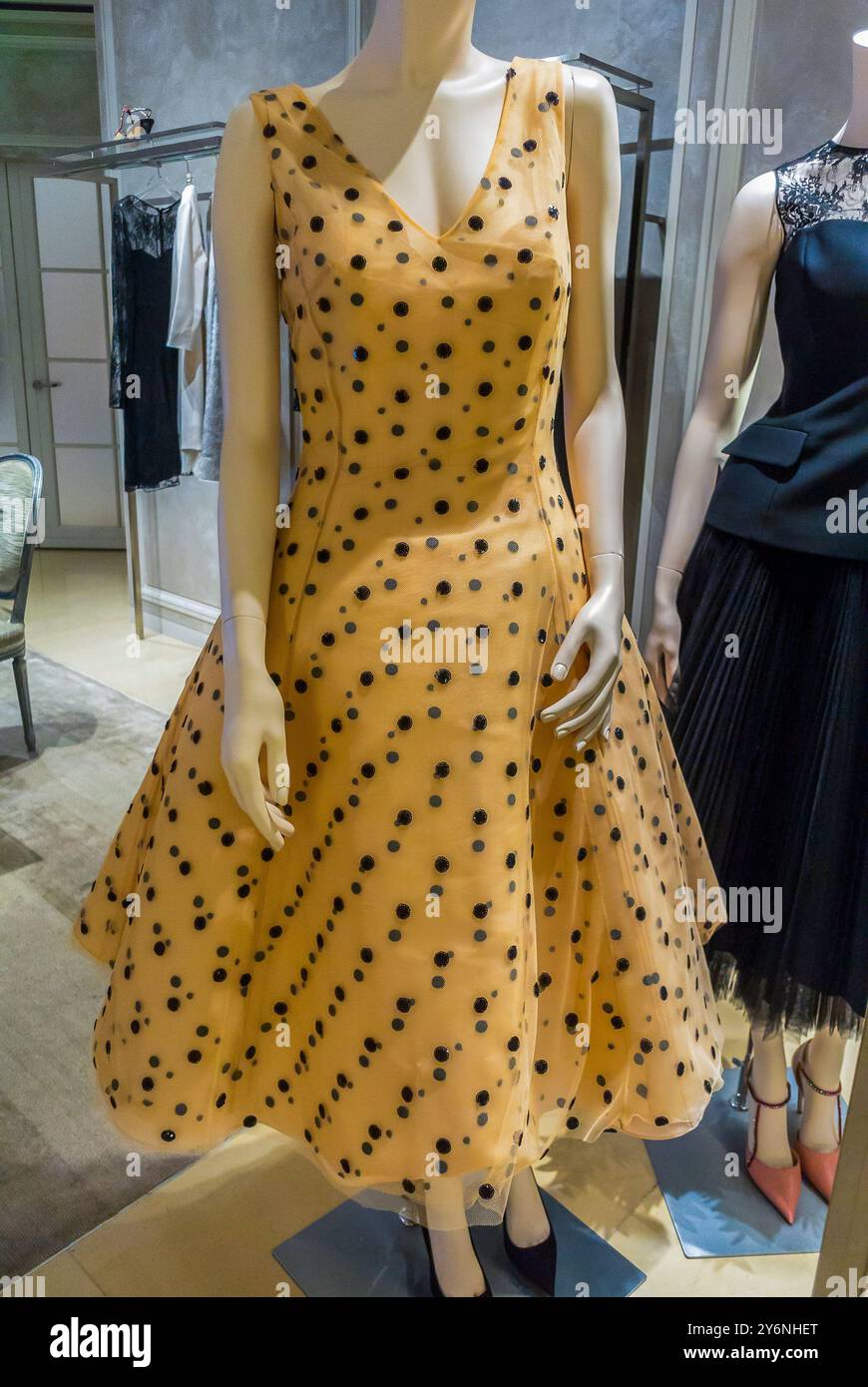 San Francisco, CA, USA, dettaglio, abiti da passeggio in esposizione all'interno, shopping nei grandi magazzini americani, marchi di moda 'Saks Fifth Avenue » Foto Stock