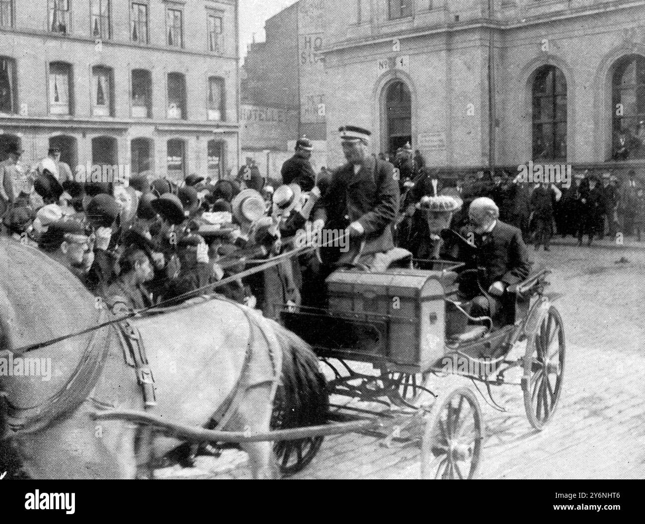 Il grande atto di separazione norvegese, scene dello scioglimento il Ministro di Stato Lovland di ritorno da Stoccolma, salutato fuori dalla stazione ferroviaria di Christiania il 9 giugno 1905 Foto Stock